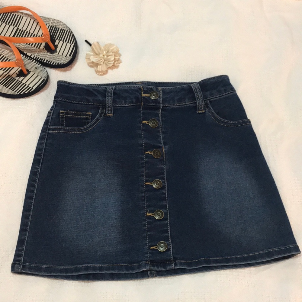 Cat & Jack Jean denim skirt. Size M 7/8 NWOT. Faux buttons/snap close. Dark wash